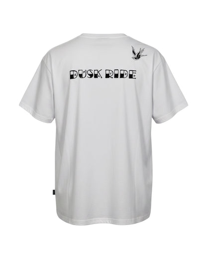 Dusk Ride Premium T-Shirt in Weiß aus 100% Baumwolle mit schwarzem Vogel-Motiv und Schriftzug auf der Rückseite