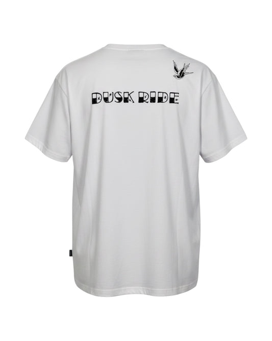 Dusk Ride Premium T-Shirt in Weiß aus 100% Baumwolle mit schwarzem Vogel-Motiv und Schriftzug auf der Rückseite