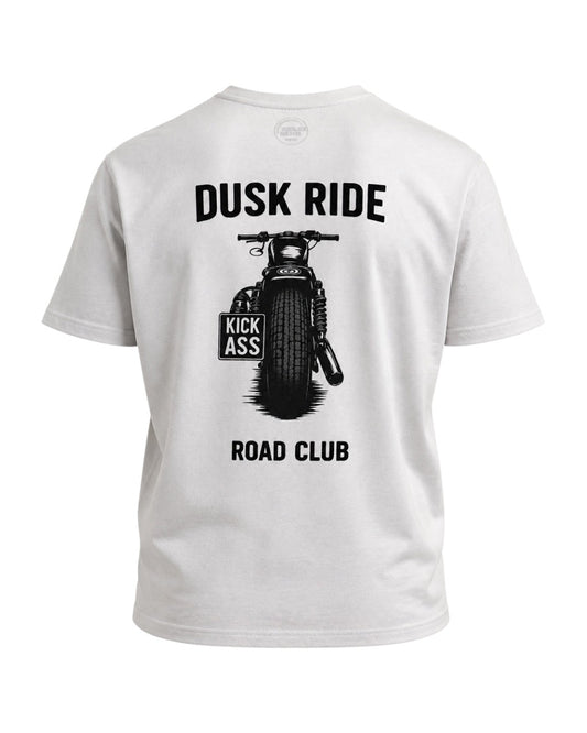 Dusk Ride Premium T-Shirt in Weiß aus 100% Baumwolle mit Motorrad-Grafik und Kick Ass Schriftzug auf dem Rücken
