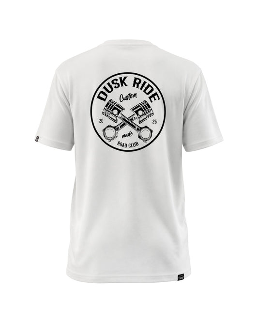 Dusk Ride Premium T-Shirt in Weiß aus 100% Baumwolle mit schwarzem Moto Pistons Backprint und Rundhalsausschnitt