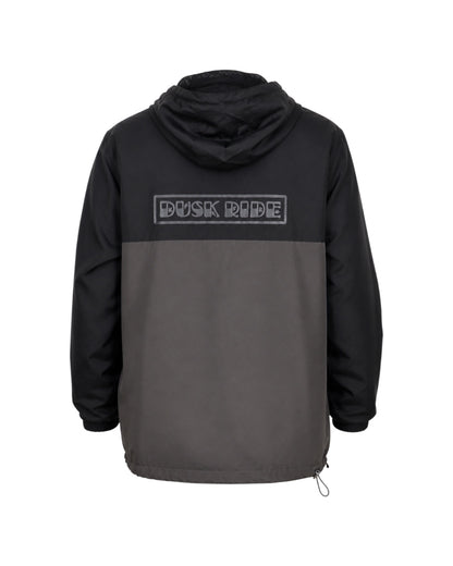 Dusk Ride Windbreaker in Schwarz und Grau mit Kapuze, Innennetz und DUSK RIDE Backprint auf der Rückseite
